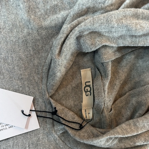 NWT Ugg set in light gray. - Picture 4 of 8